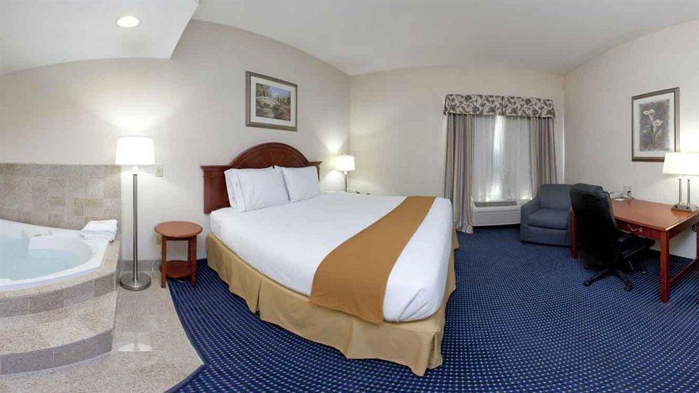 Holiday Inn Express Hotel & Suites Cleveland-Richfield By Ihg Brecksville Bagian luar foto