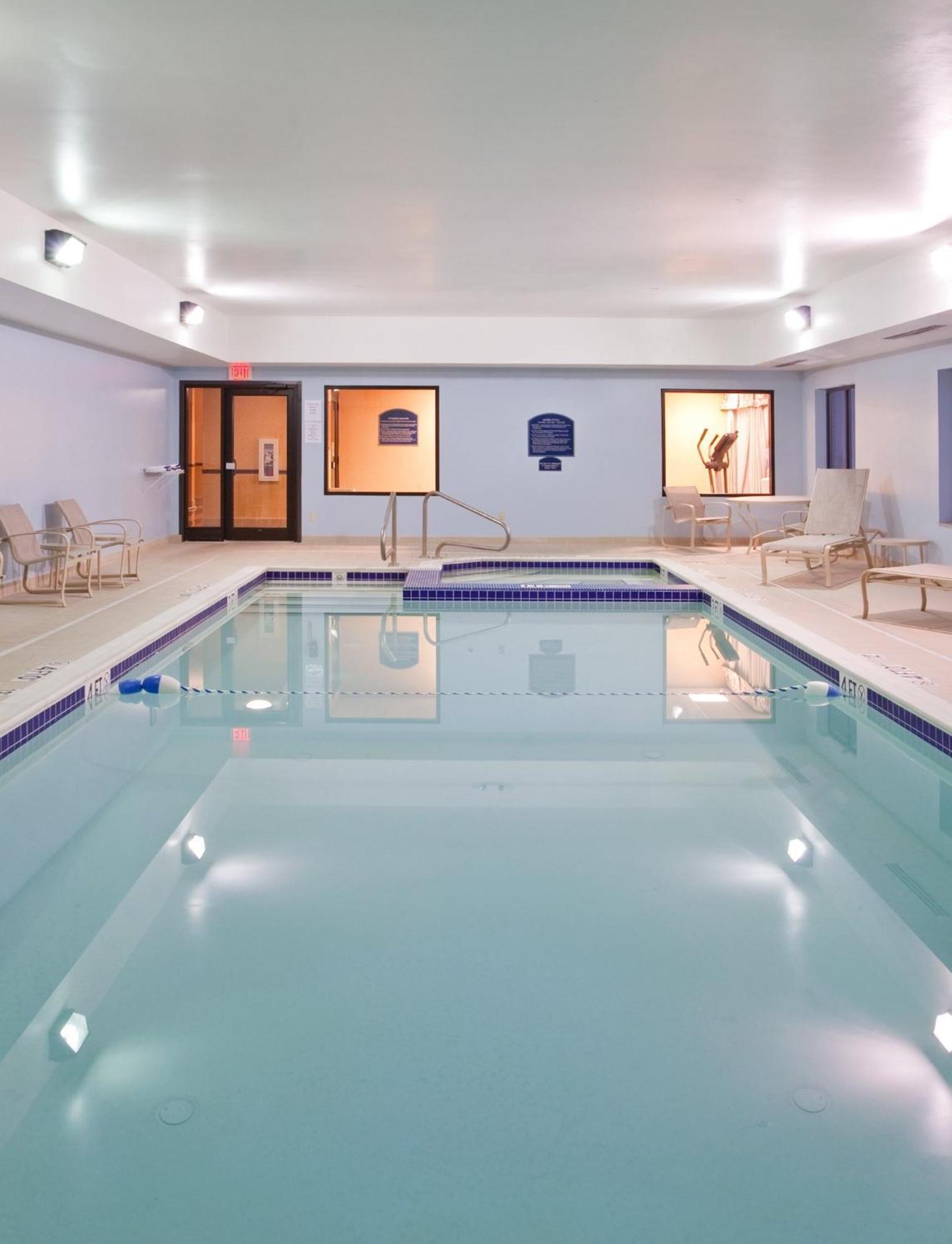 Holiday Inn Express Hotel & Suites Cleveland-Richfield By Ihg Brecksville Bagian luar foto